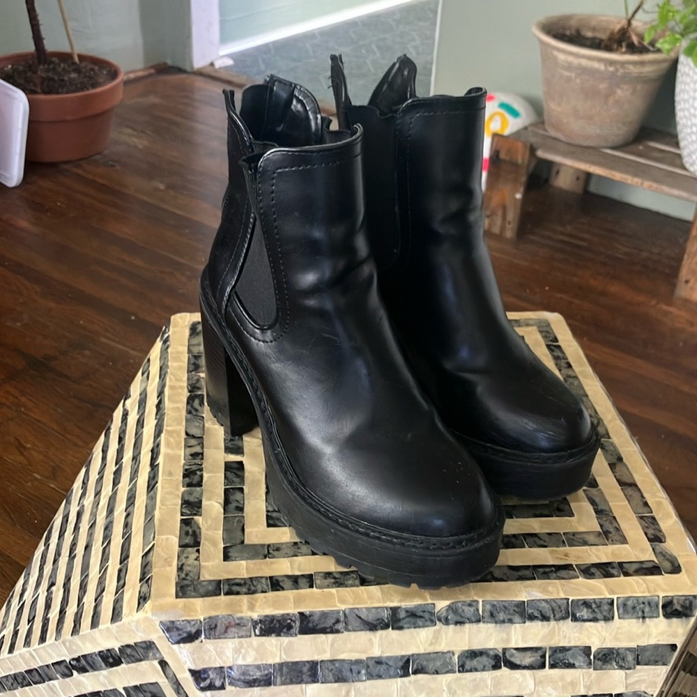 Black boots 7.5